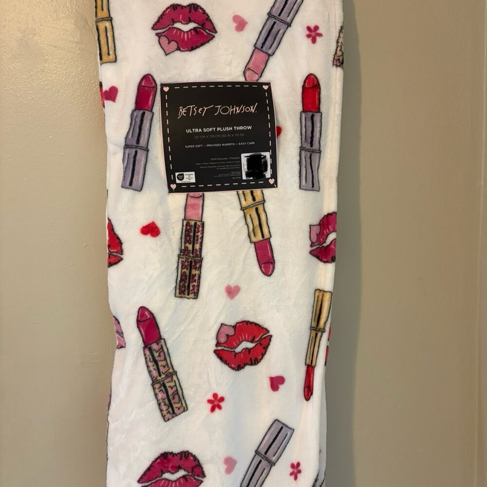 NWT Betsey Johnson Lipstick & Lips Ultra Soft Plush Throw Blanket 50x70